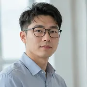 メガネをかけた30代の男性エンジニア