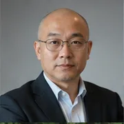 LinkedInの写真を更新した50代の男性管理職